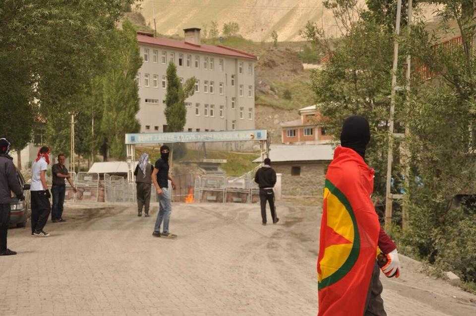 HAKKARİ'DE ASKERİ KIŞLAYI YAKTILAR